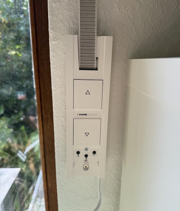 Der HOMEPILOT Rollotron PureDect im alten Gurtwicklerkasten eingebaut