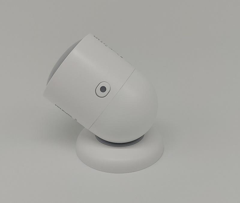 Mit der Magnetplatte kann der Zigbee Präsenzsensor ganz einfach angewinkelt werden.