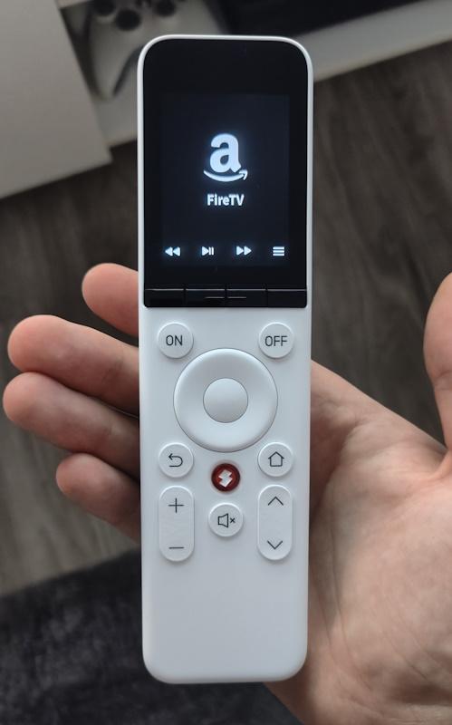 Die SwitchBot Universal Remote steuert den Fire TV.