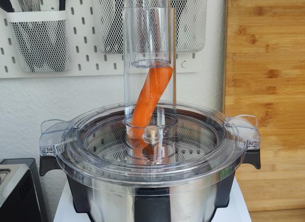 Der Monsieur Cuisine Food Processor Aufsatz zerkleinert gleich eine Karotte