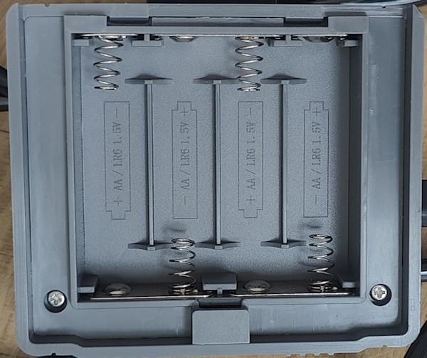 Der Rainpoint Bewässerungscomputer kann auch mit Batterien versorgt werden.