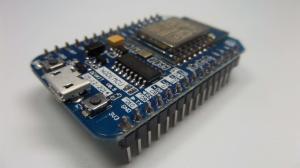 Der NodeMCU ESP8266 ist ein sehr günstiger Bastelcomputer.