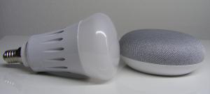 Die WiFi Lampe neben dem Google Home Mini.